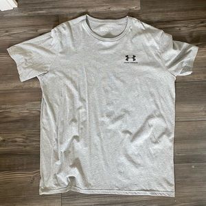 Men’s Under Armor Loose Fit t-shirt, size XXL, light grey, good condition